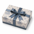 Geschenkbox 25 x 20 x 8 cm aus Karton Cremeblau mit Schleife und Blumenmuster zur Aufbewahrung