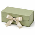 Geschenkbox 30 x 20 x 12 cm aus Karton in Salbeigrün mit Schleife