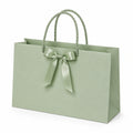 Geschenktasche 35 x 12 x 25 cm aus Papier in Salbeigrün mit Kordelgriffen und Schleife