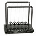 Newtonpendel 28 cm aus Metall Schwarz Silber mit marmoriertem Sockel für den Schreibtisch